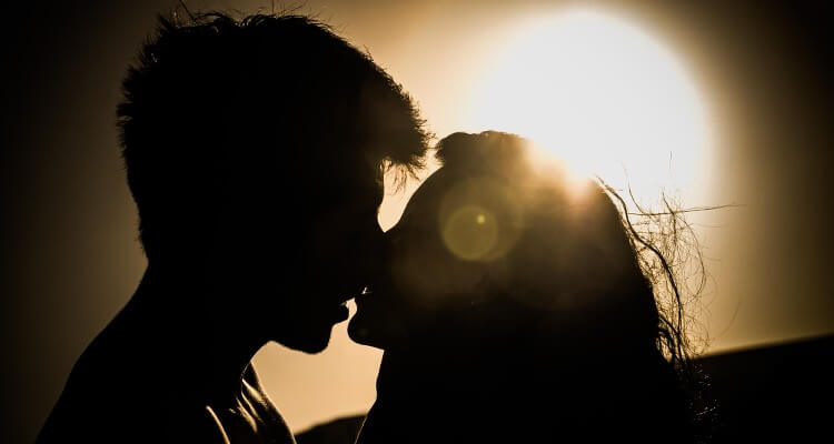 20 gruende warum du den winter in der sonne verbringen solltest-kuss